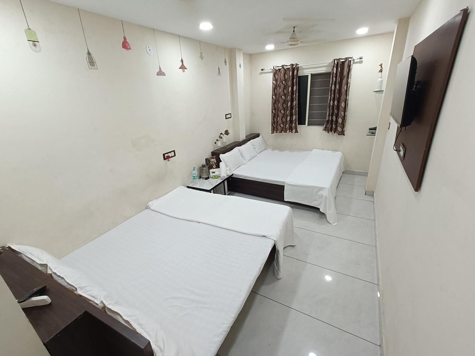 Treebo Yatri Grah Kshipra T Hotel Ujjain Exteriör bild