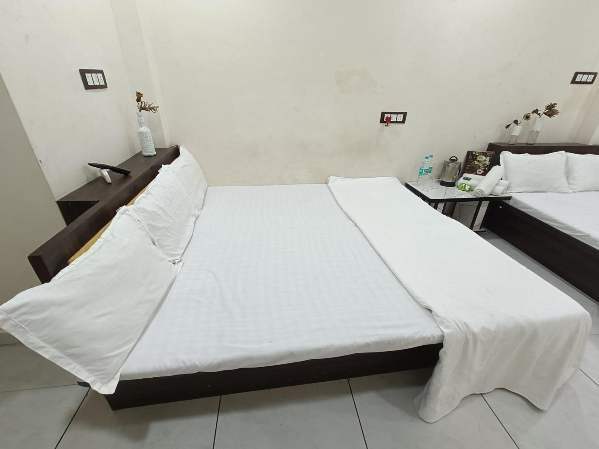 Treebo Yatri Grah Kshipra T Hotel Ujjain Exteriör bild