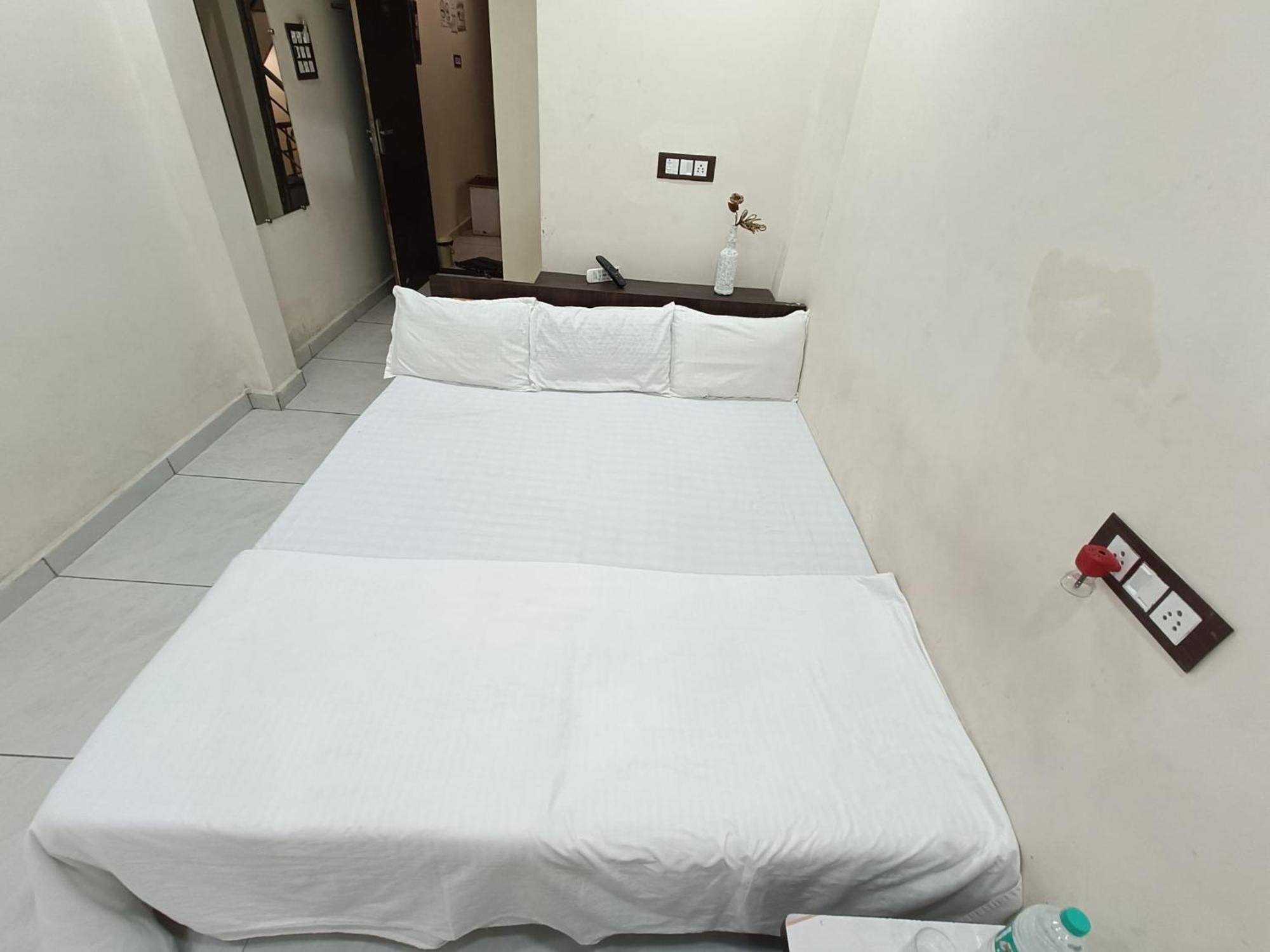 Treebo Yatri Grah Kshipra T Hotel Ujjain Exteriör bild
