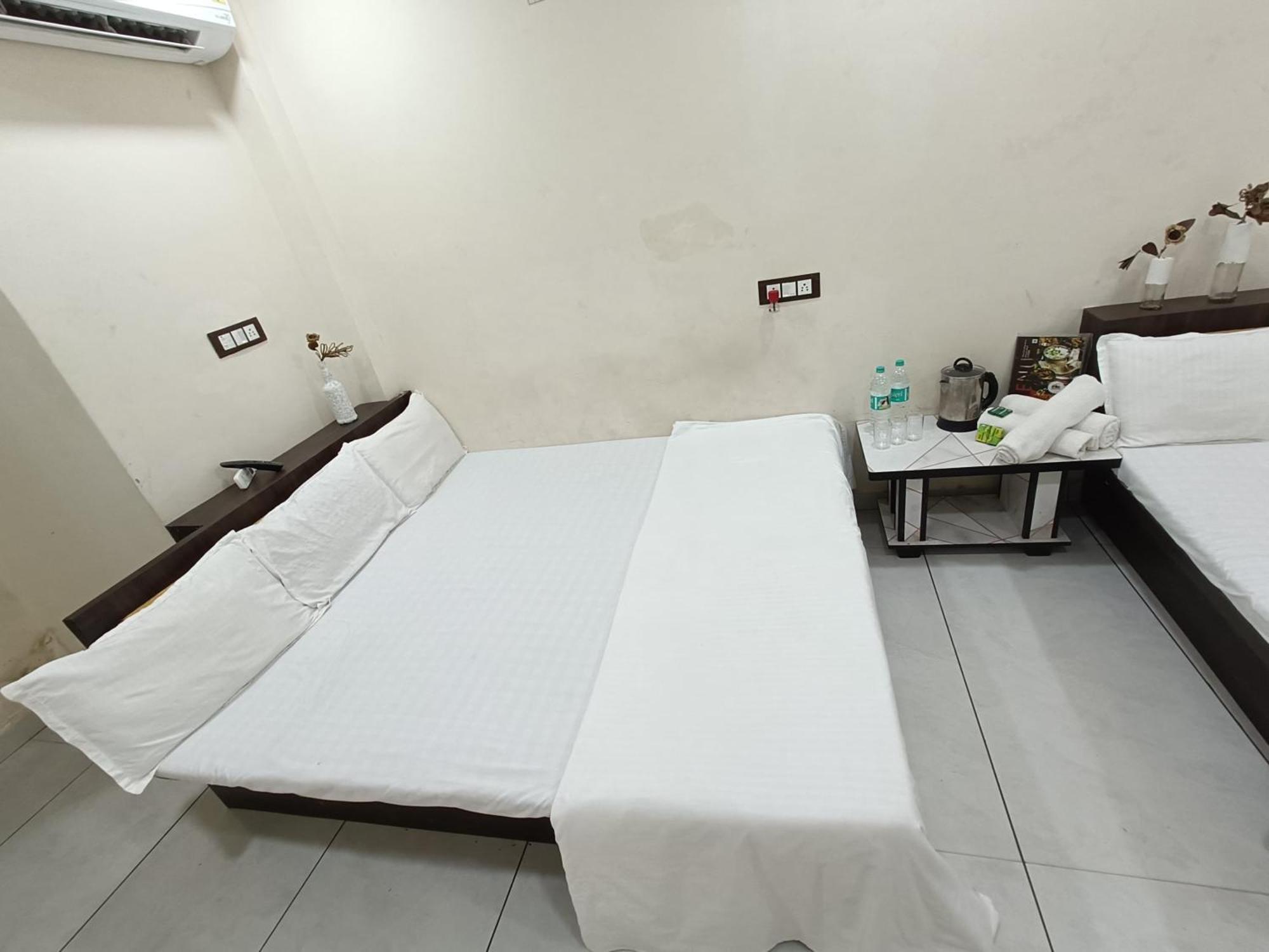 Treebo Yatri Grah Kshipra T Hotel Ujjain Exteriör bild