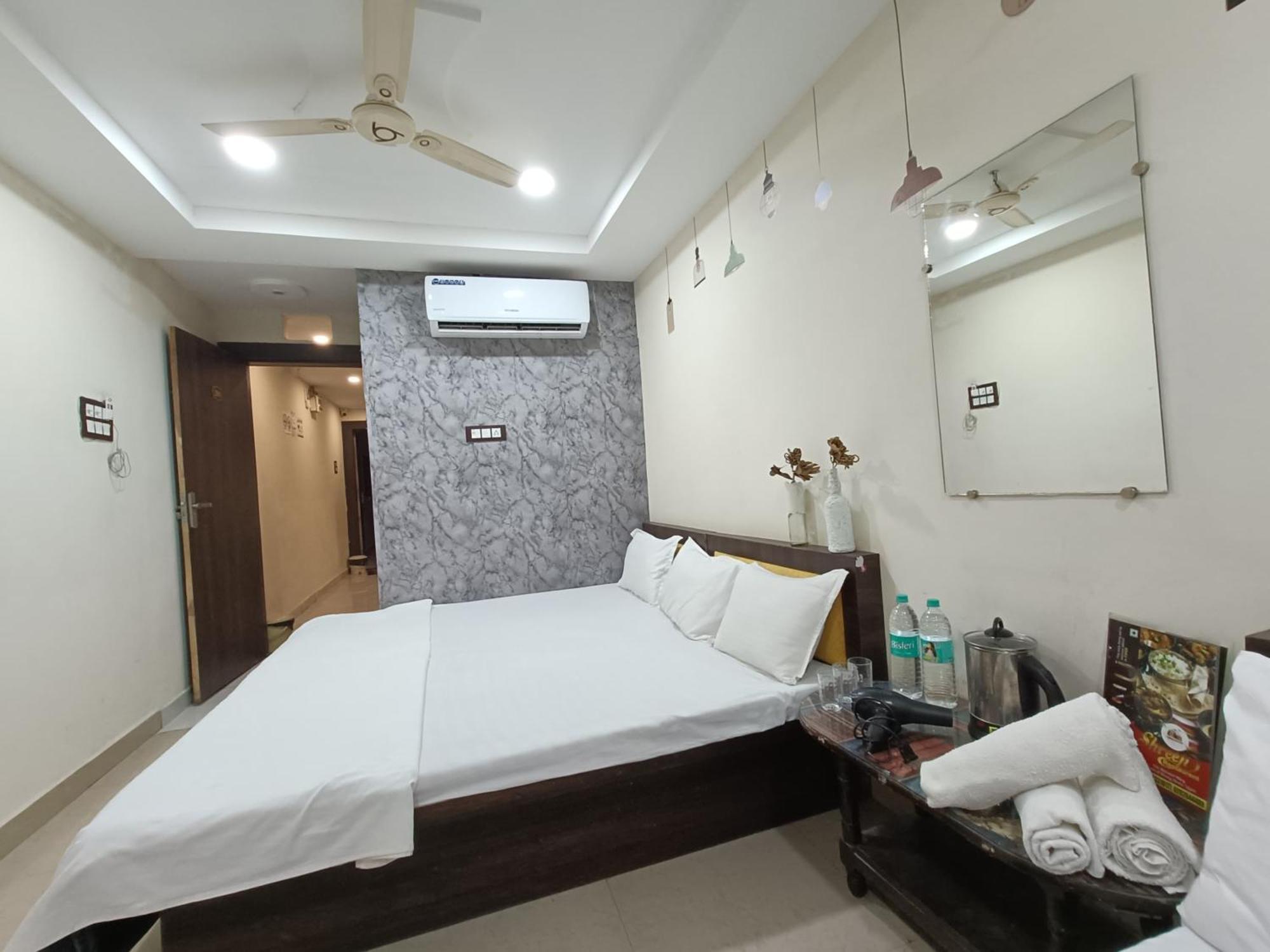 Treebo Yatri Grah Kshipra T Hotel Ujjain Exteriör bild
