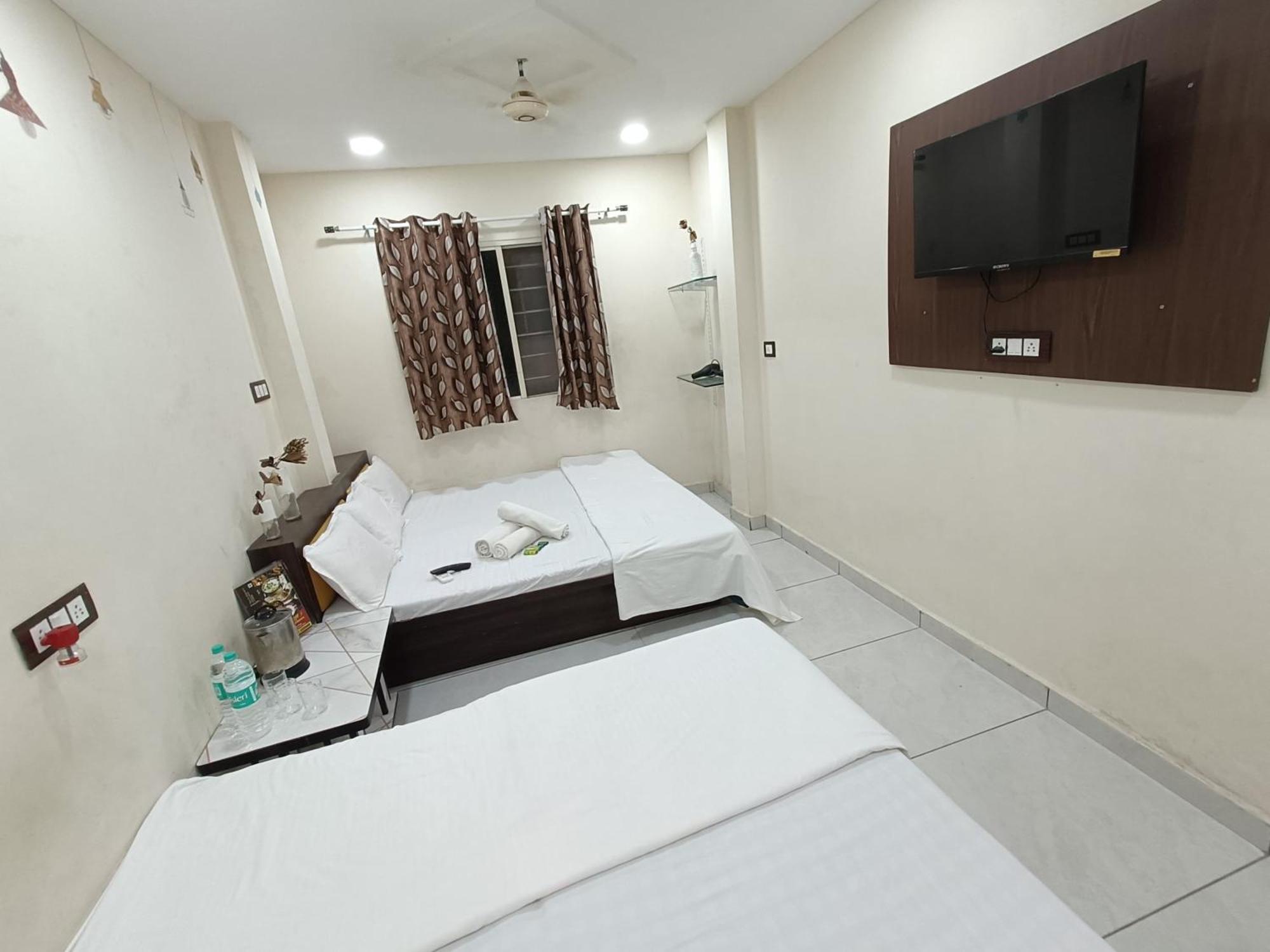 Treebo Yatri Grah Kshipra T Hotel Ujjain Exteriör bild