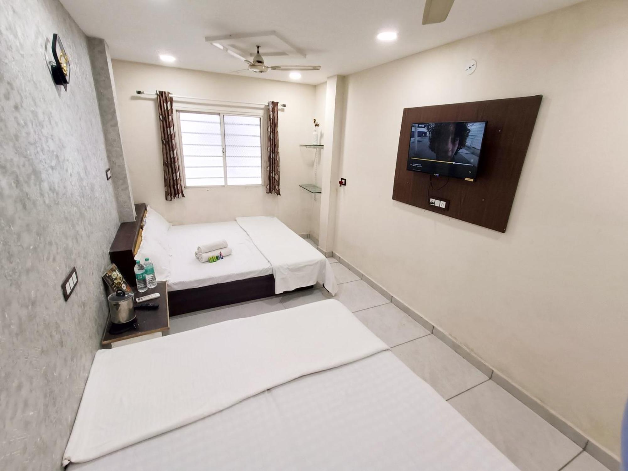 Treebo Yatri Grah Kshipra T Hotel Ujjain Exteriör bild